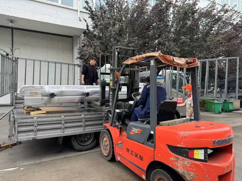 安徽客戶訂購(gòu)的電磁流水線炒貨機(jī)裝車(chē)發(fā)貨